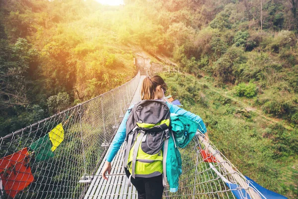 Gadis Pejalan Kaki Menyeberangi Jembatan — Stok Foto