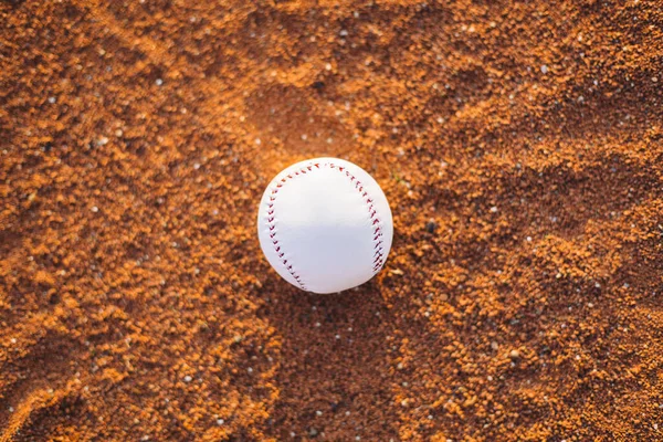 投手のマウンドに野球ボール 日没時の野球場 — ストック写真