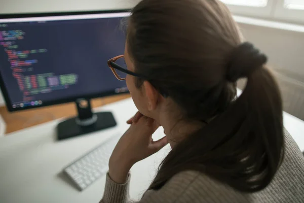 Jovem Focada Leitura Códigos Computador Jovem Empresária Trabalhando Longas Horas — Fotografia de Stock