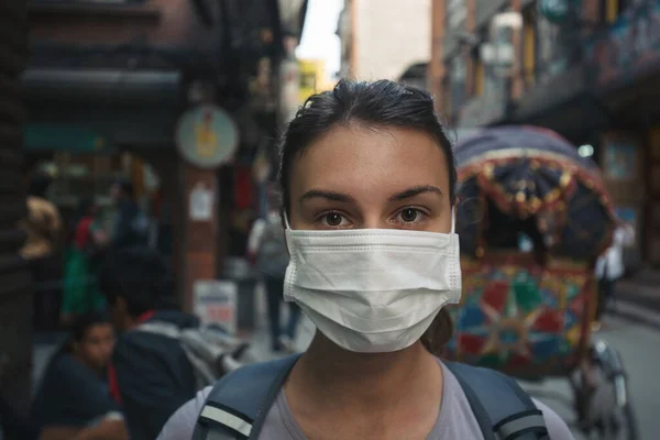 Young Woman Face Mask Street — Stock Photo, Image