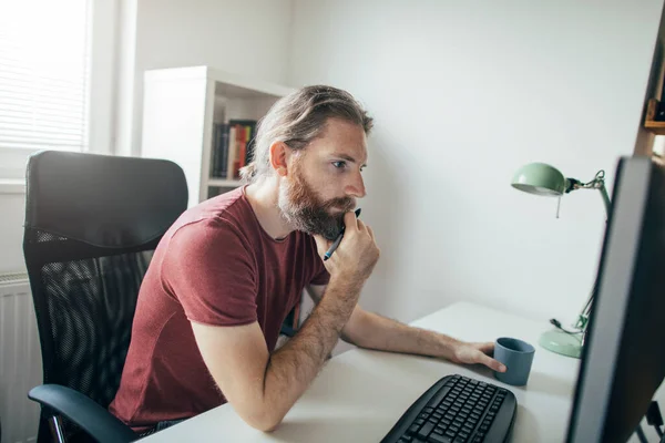 Homem Barbudo Trabalhando Computador Desktop Seu Escritório Casa — Fotografia de Stock