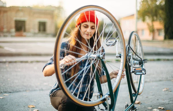 Gadis Cantik Bertopi Merah Memperbaiki Sepedanya Luar Ruangan — Stok Foto