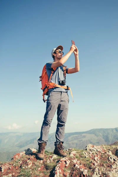 Wisatawan Dengan Ransel Mendaki Pegunungan — Stok Foto