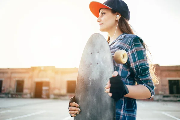 Gadis Remaja Dengan Skateboard Luar Ruangan — Stok Foto