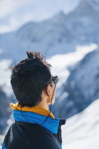Junger Mann Blickt Auf Gipfel — Stockfoto