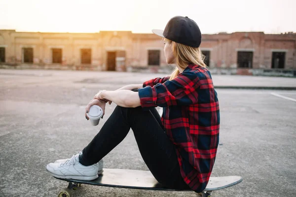 Gadis Remaja Dengan Skateboard Luar Ruangan — Stok Foto