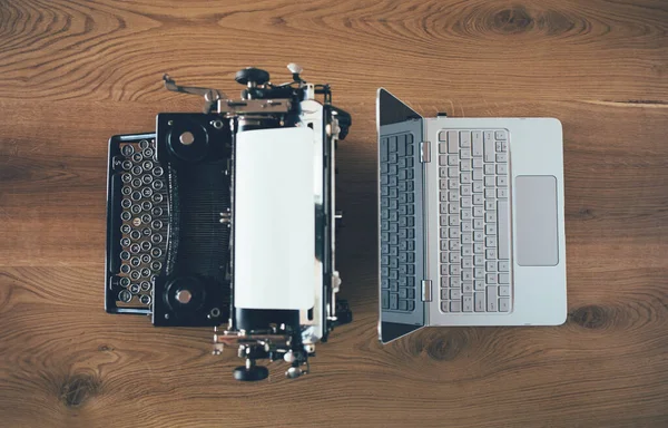 Laptop Baru Dan Mesin Tik Lama Atas Meja Kayu — Stok Foto