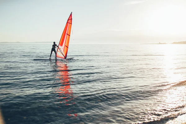 Rüzgâr Sörfçüsü Sörf Tahtasının Üstünde — Stok fotoğraf