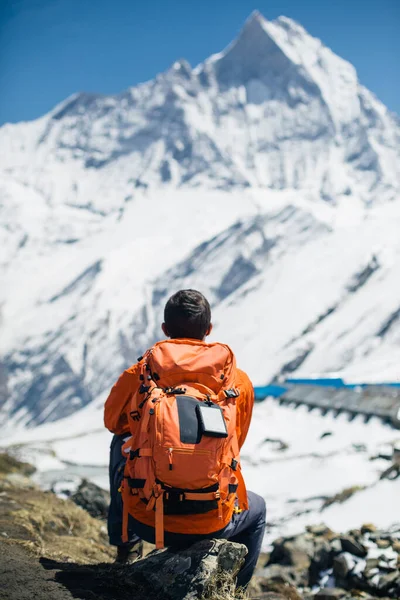 Bergsteiger Beim Blick Auf Den Gipfel Aspirationskonzept — Stockfoto