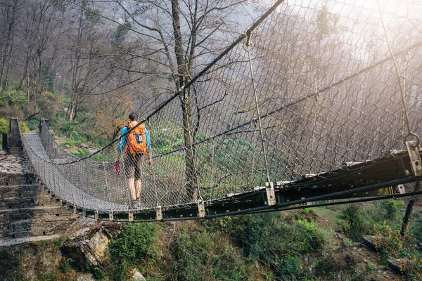 Mann Tourist Mit Rucksack Wald — Stockfoto