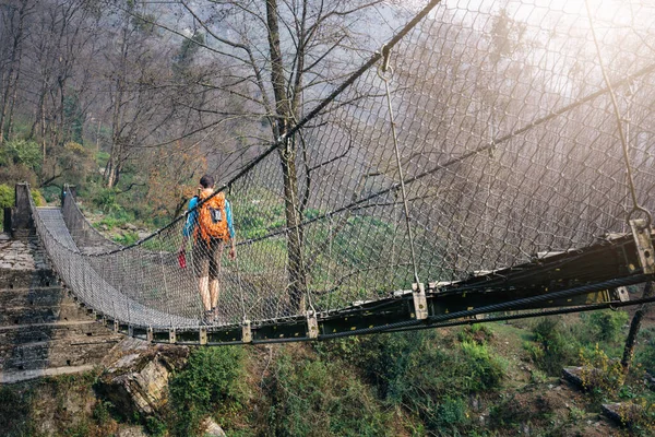 Hombre Turista Con Mochila Fondo Madera — Foto de Stock