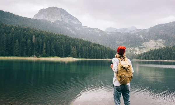 Gadis Turis Dengan Ransel Latar Belakang Pegunungan Dan Danau — Stok Foto