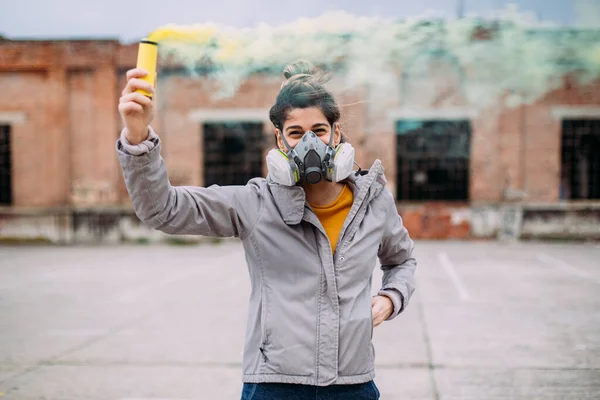 Mulher Máscara Gás Com Spray Fumaça Colorida — Fotografia de Stock