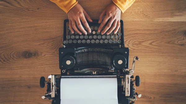 Schriftsteller Tippt Auf Alter Schreibmaschine Hochwinkelansicht Von Sekretärabzügen Auf Alten — Stockfoto