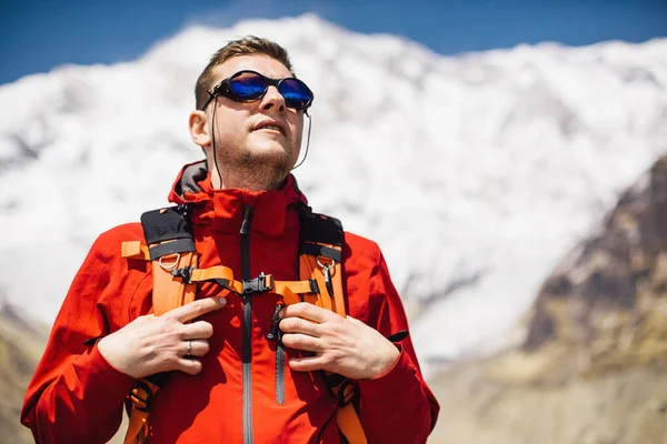 Wandelaar Met Rugzak Kijkend Naar Top Van Himalaya — Stockfoto