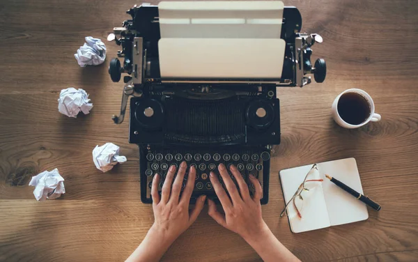 Femme Tapant Texte Sur Une Vieille Machine Écrire — Photo