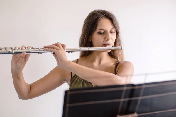 Chica Joven Tocando Flauta — Foto de Stock