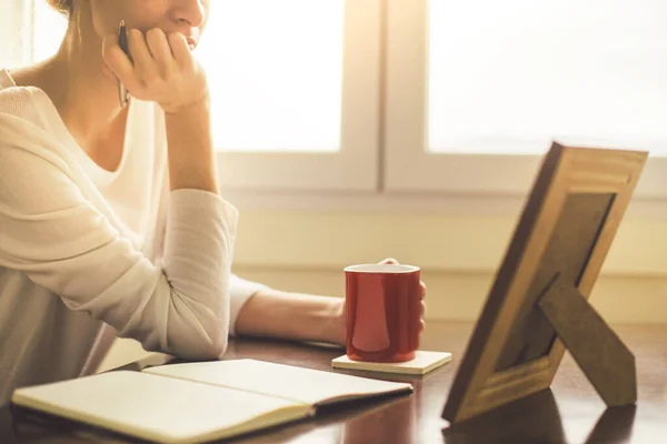 Recortado Tiro Mujer Escribiendo Sosteniendo Taza Café —  Fotos de Stock