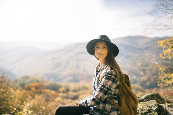 Hipster Muda Duduk Sudut Pandang — Stok Foto