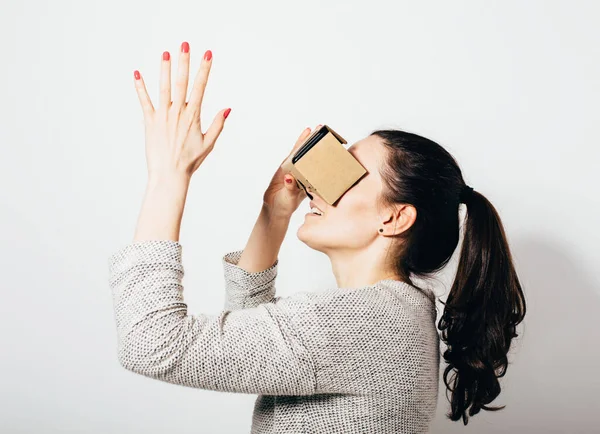 Wanita Menggunakan Simulasi Headset Virtual Reality Gambar Studio Wanita Muda — Stok Foto
