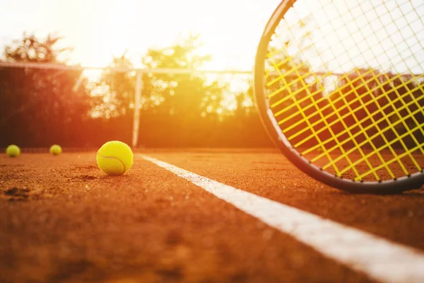 Topun kilde olduğu tenis raketi
