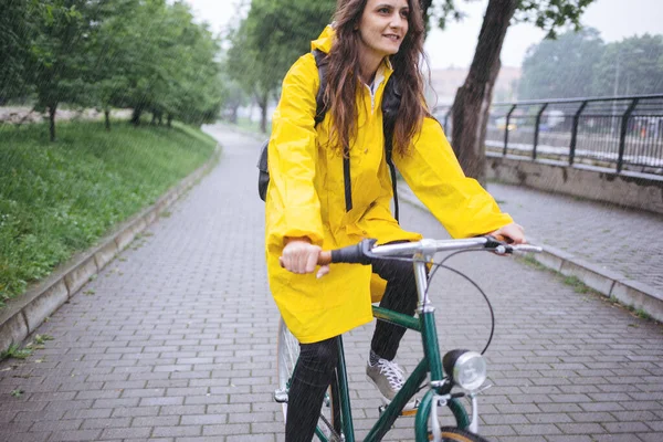 Gadis Muda Bermantel Kuning Mengendarai Sepeda Taman — Stok Foto