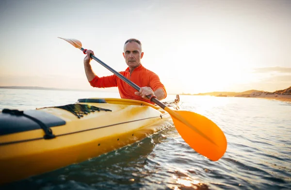 Active Senior Man Paddling Kayak Gray Hair Man Enjoy Sea — Stock Photo, Image
