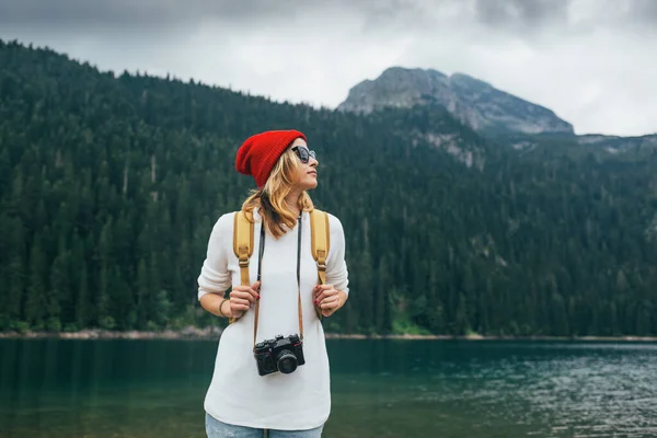 Fotografer Perjalanan Perempuan Backpacker Gunung Hipster Gadis Dengan Kamera — Stok Foto