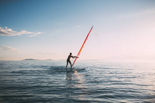 Anak Muda Mengangkat Papan Selancar Angin Berlayar Surfer Menyeimbangkan Pada — Stok Foto