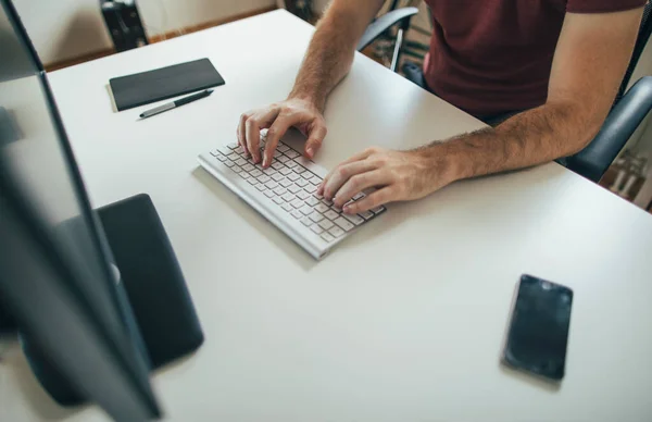 Primer Plano Las Manos Masculinas Escribiendo Teclado Computadora —  Fotos de Stock