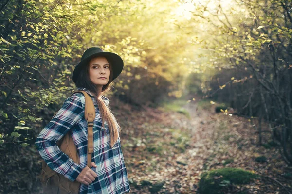 Дівчина Турист Капелюсі Йде Через Ліс — стокове фото