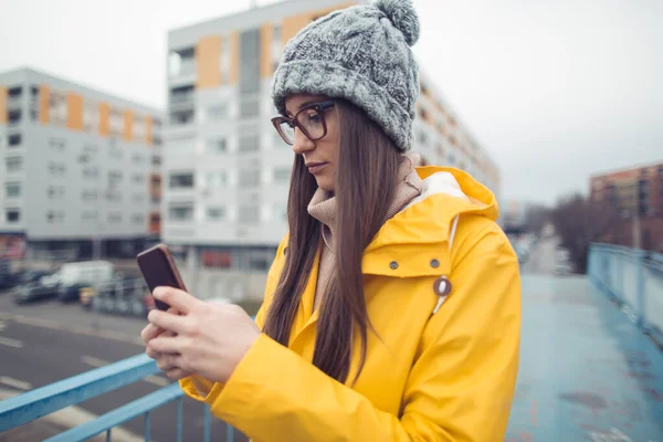 Milenyum Kızı Cep Telefonuyla Internette Sohbet Ediyor Milenyum Kadını Akıllı — Stok fotoğraf