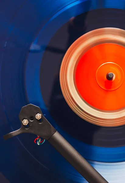 Çalan mavi vinil plağı kapat