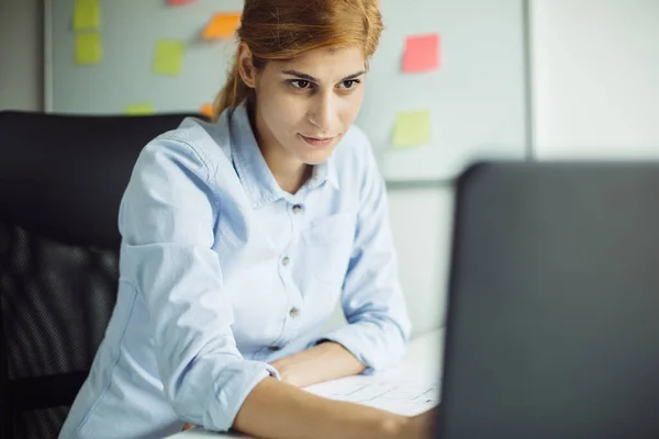 Mujer Negocios Que Trabaja Computadora Oficina —  Fotos de Stock