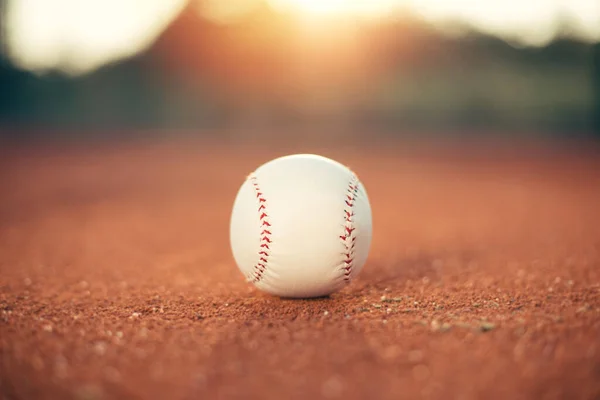 Beyzbol Sahasında Beyzbol Topu — Stok fotoğraf