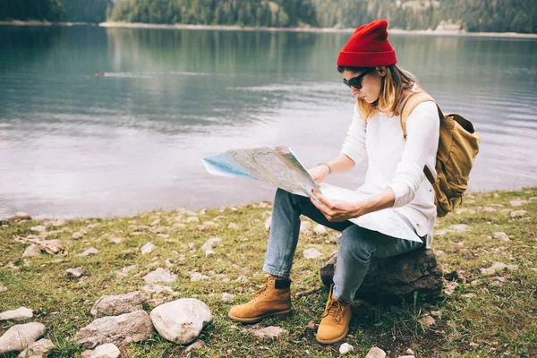 Gadis Turis Dengan Ransel Latar Belakang Pegunungan Dan Danau — Stok Foto