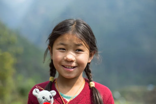 Kaski District Nepal March 2016 Gadis Himalaya Melihat Langsung Kamera — Stok Foto
