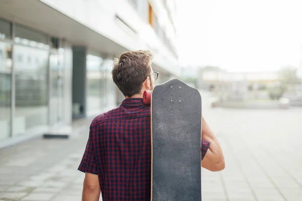 Seorang Pria Membawa Skateboard Punggungnya — Stok Foto