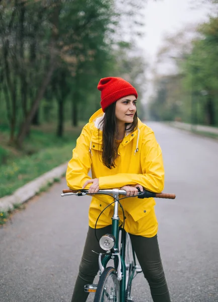 Mulher Chapéu Vermelho Casaco Amarelo Livrando Bicicleta — Fotografia de Stock