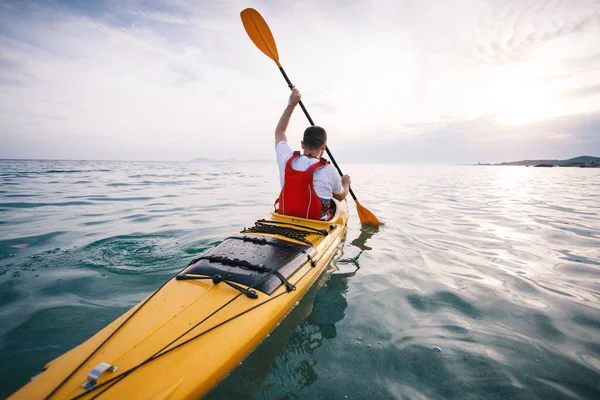 Homme Kayak Sur Une Eau Mer Calme Lever Soleil — Photo