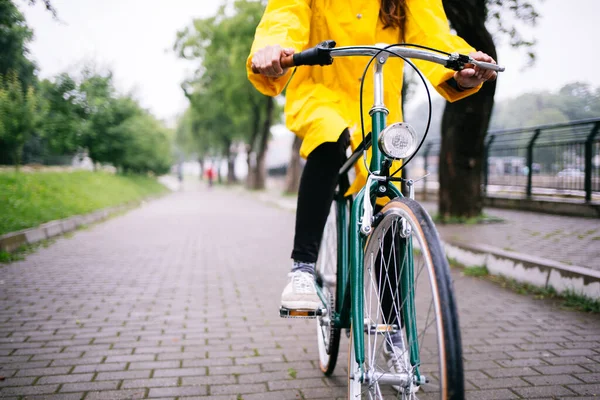 Junges Mädchen Gelbem Mantel Fährt Fahrrad Park — Stockfoto