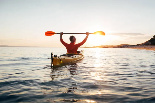 Disfrute Vacaciones Activas Vista Trasera Del Hombre Mayor Activo Sostiene — Foto de Stock