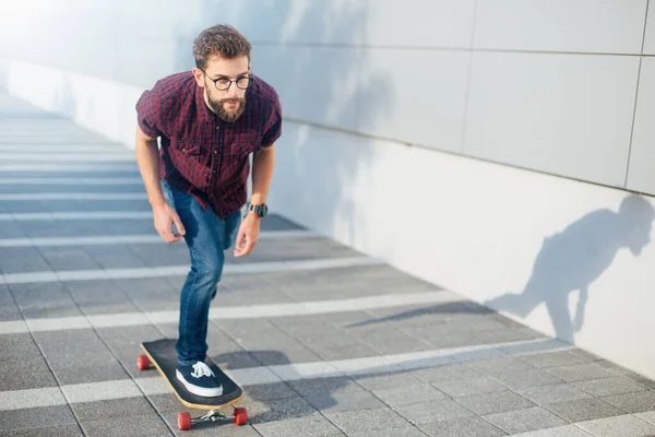 Hipster Pria Naik Skateboard — Stok Foto