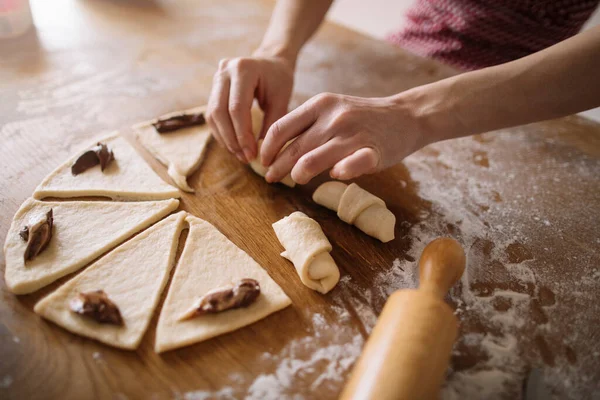 Närbild Kvinnliga Händer Förbereda Rullar Deg För Bakning — Stockfoto