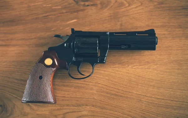 Pistola Revólver Sobre Fondo Madera Espacio Para Copiar — Foto de Stock