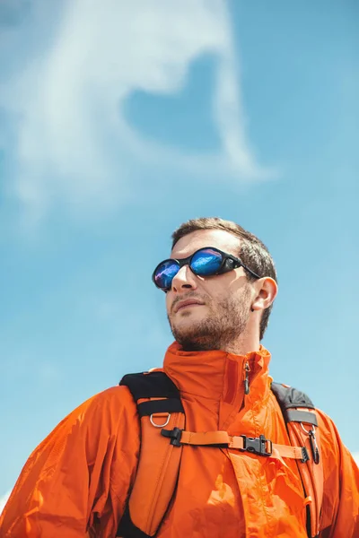 Montanhas Estão Chamar Alpinista Olhando Para Distância — Fotografia de Stock