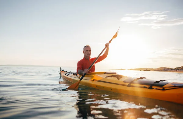 Actieve Senior Man Peddelen Kajak Een Zonsondergang Zee — Stockfoto