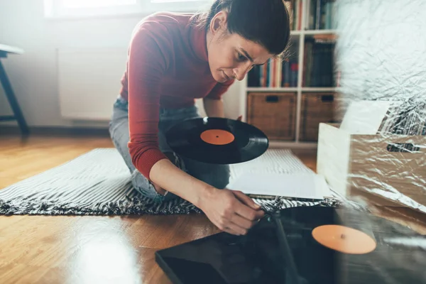 Joven Audiófilo Tocando Vinilo Tocadiscos Casa Disfruta Discos Vinilo — Foto de Stock