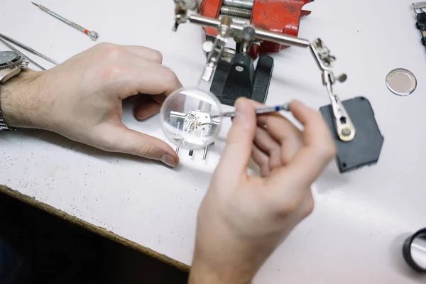 Pembuat Jam Sedang Memperbaiki Jam Tangan Jam Tangan Mekanis — Stok Foto