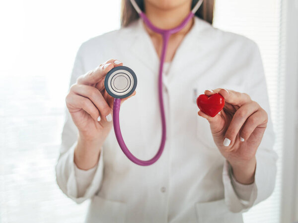 Молодой врач работает в больнице